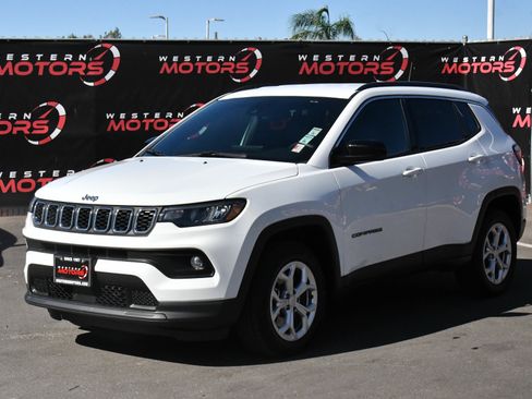 Used 2024 Jeep Compass Latitude AWD/4WD image 3