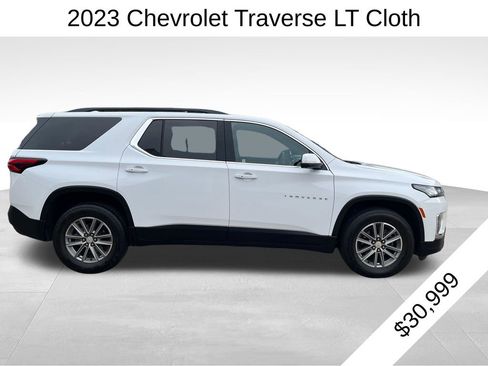 Used 2023 Chevrolet Traverse LT FWD image 2