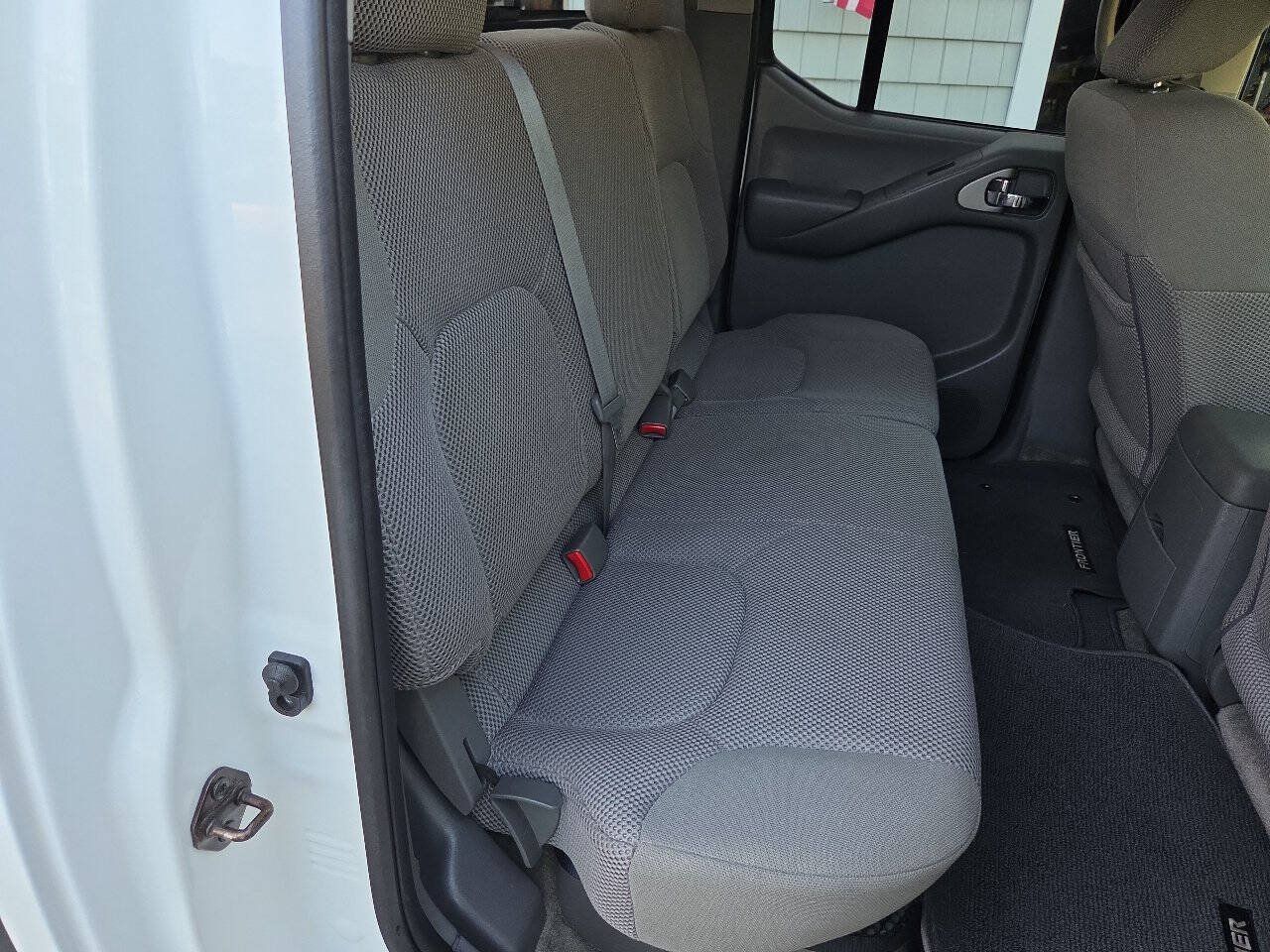Used 2015 Nissan Frontier SV w/ SV Value Truck Package AWD/4WD image 12