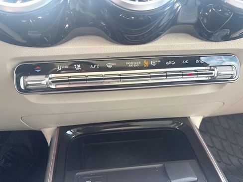 Used 2023 Mercedes-Benz GLB 250 4MATIC w/ Premium Package image 20