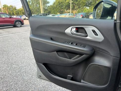 Used 2025 Chrysler Pacifica Limited FWD image 10