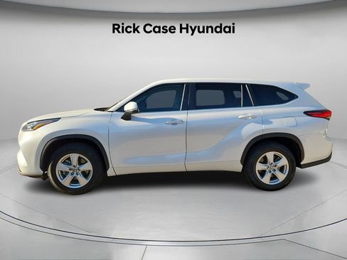 Used 2023 Toyota Highlander L image 3