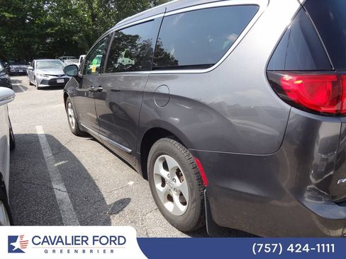 Used 2017 Chrysler Pacifica Touring-L Plus FWD image 4