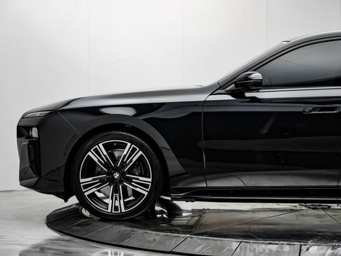 Used 2025 BMW i7 xDrive60 w/ Executive Package AWD/4WD image 8