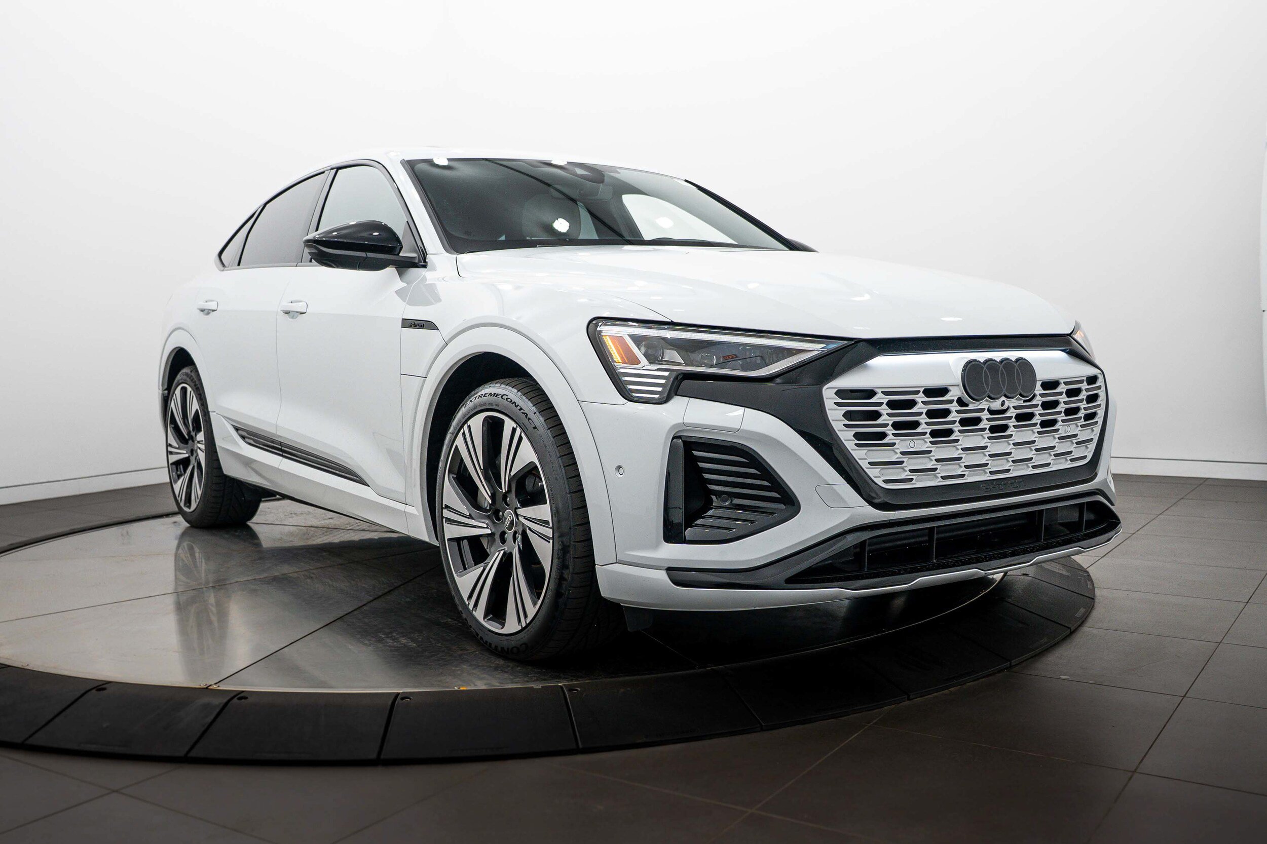 Used 2024 Audi Q8 e-tron Prestige w/ Prestige Package AWD/4WD image 2