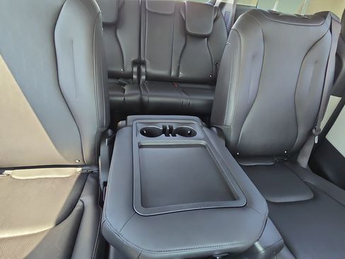 Used 2024 Kia Carnival LX FWD image 23