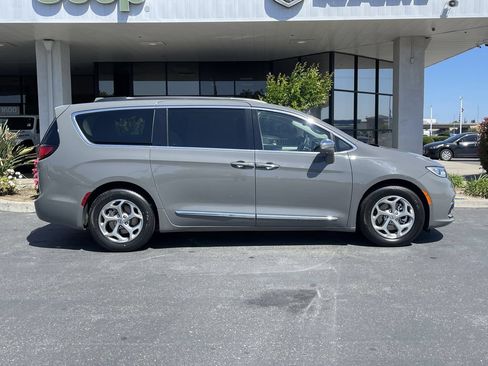 Used 2022 Chrysler Pacifica Limited FWD image 4