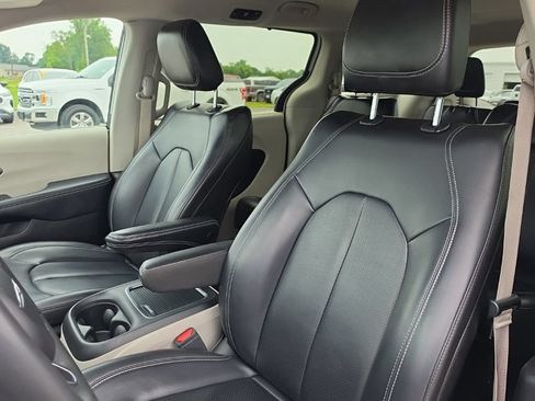 Certified 2023 Chrysler Pacifica Touring-L FWD image 17