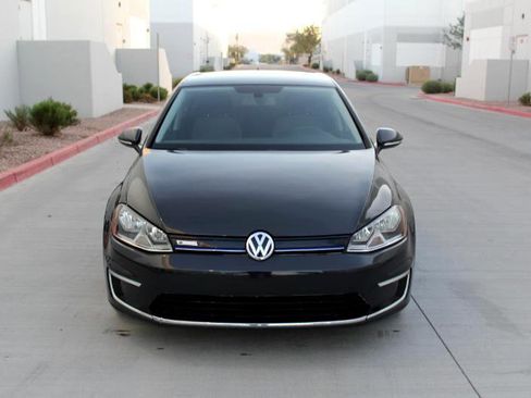 Used 2016 Volkswagen e-Golf SE image 2