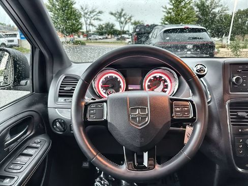 Used 2016 Dodge Grand Caravan SE FWD image 11