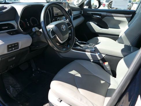 Used 2023 Toyota Highlander Platinum image 9