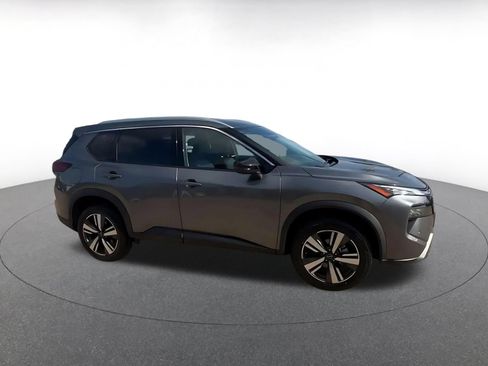 Used 2026 Nissan Rogue SL FWD image 2