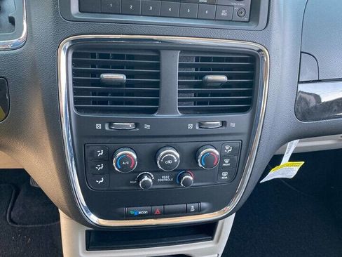 Used 2017 Dodge Grand Caravan SE image 9
