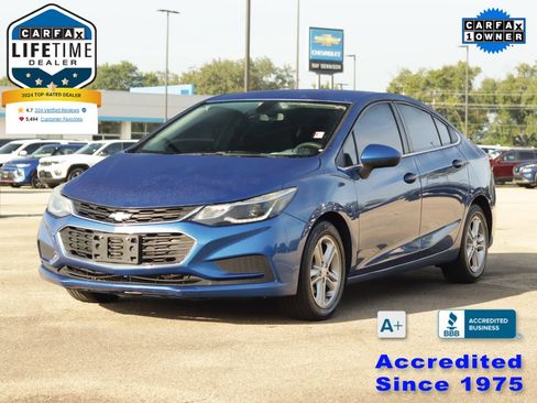 Used 2018 Chevrolet Cruze LT w/ Convenience Package FWD image 3