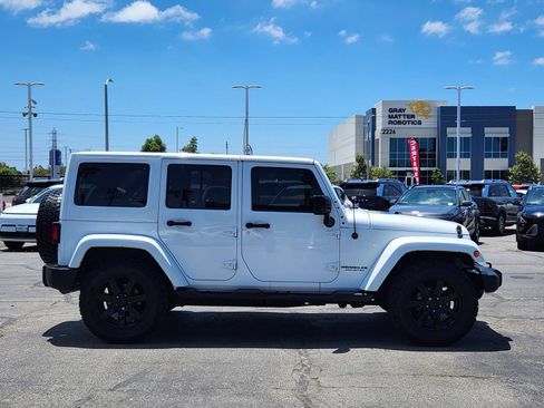 Used 2014 Jeep Wrangler Unlimited Sahara AWD/4WD image 8