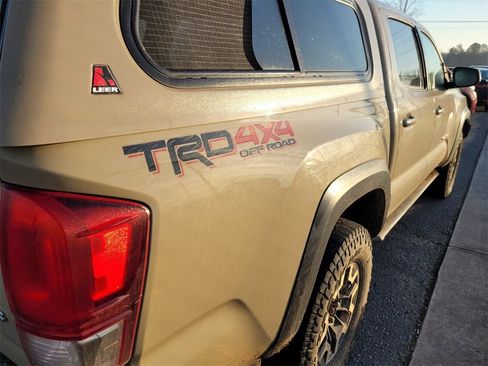 Used 2017 Toyota Tacoma TRD Off-Road image 7