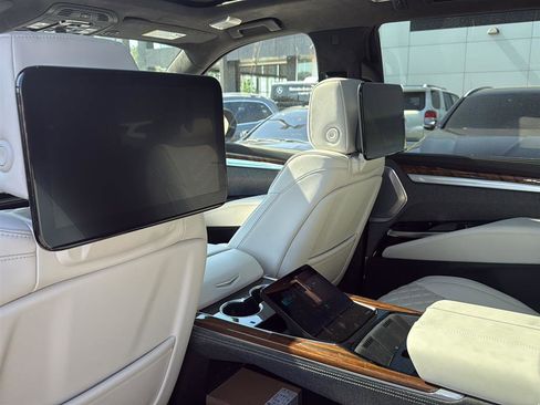 Used 2026 Cadillac Escalade Platinum Sport image 33