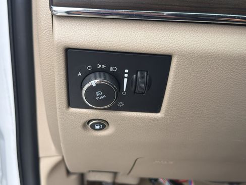 Used 2019 Jeep Grand Cherokee Overland AWD/4WD image 13