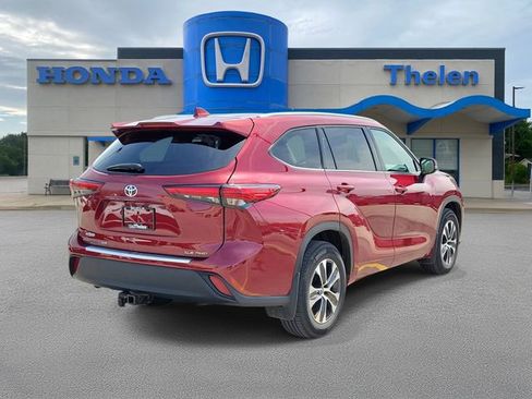 Used 2022 Toyota Highlander XLE AWD/4WD image 4