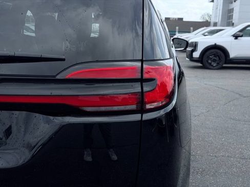 Used 2024 Chrysler Pacifica Touring-L FWD image 8