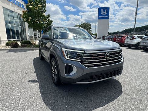 Used 2024 Volkswagen Atlas SEL AWD/4WD image 2