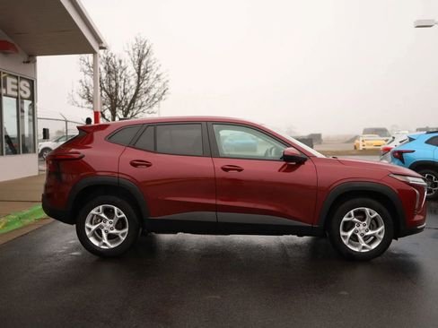Used 2024 Chevrolet Trax LS w/ LS Convenience Package FWD image 4