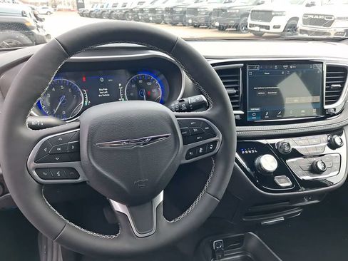 New 2026 Chrysler Pacifica Select FWD image 31