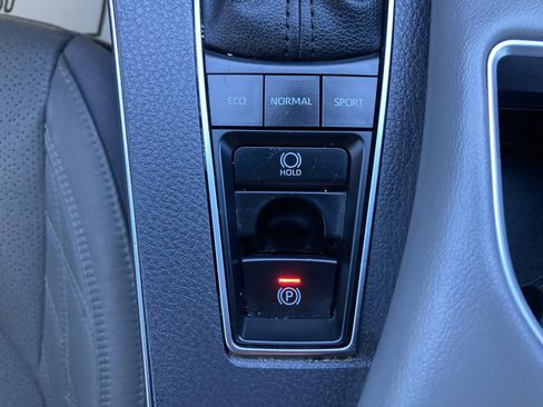 Used 2022 Toyota Avalon Limited image 30