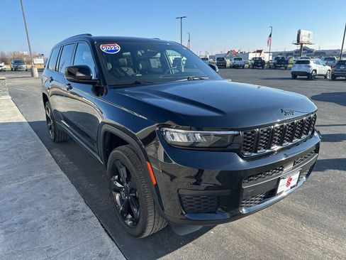 Used 2023 Jeep Grand Cherokee L Laredo image 4