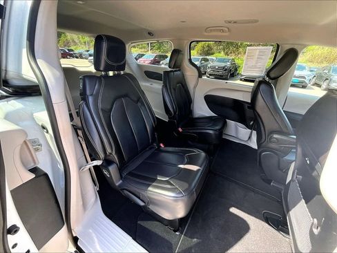 Used 2023 Chrysler Pacifica Touring-L FWD image 16