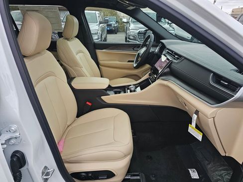 New 2025 Jeep Grand Cherokee L Limited image 12