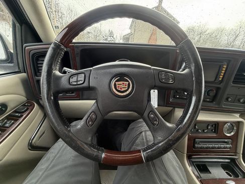 Used 2004 Cadillac Escalade ESV Platinum image 30