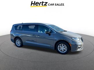 Used 2025 Chrysler Pacifica Select video 1