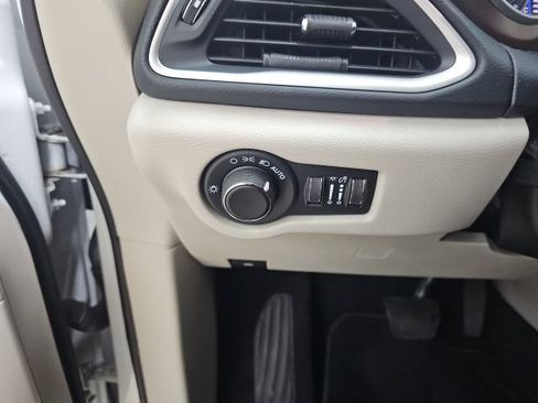 Used 2022 Chrysler Voyager LX FWD image 27