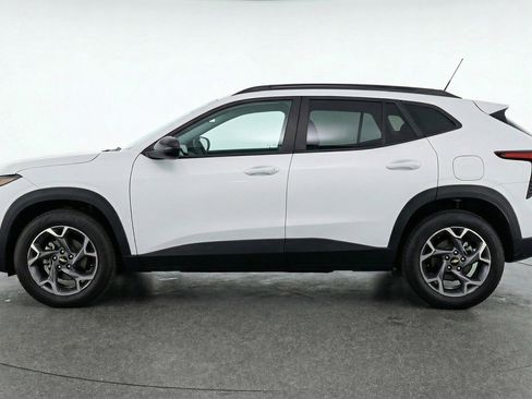 Used 2025 Chevrolet Trax LT w/ LT Convenience Package FWD image 5