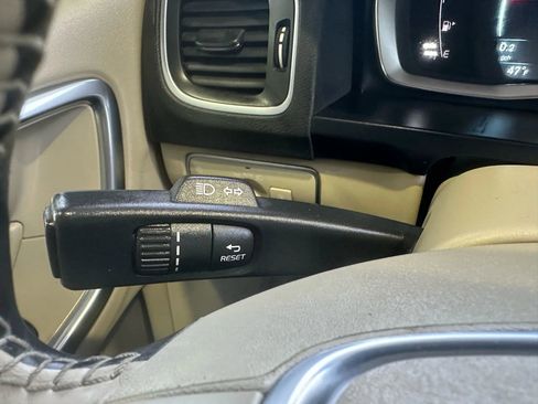 Used 2015 Volvo V60 T5 Premier image 12