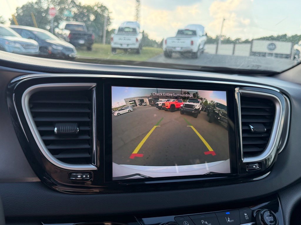 Used 2025 Chrysler Pacifica Select FWD image 25