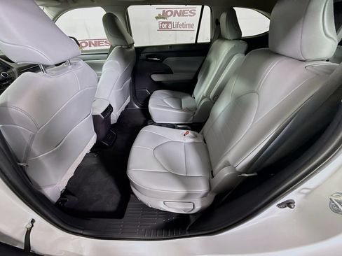 Used 2022 Toyota Highlander XLE AWD/4WD image 27