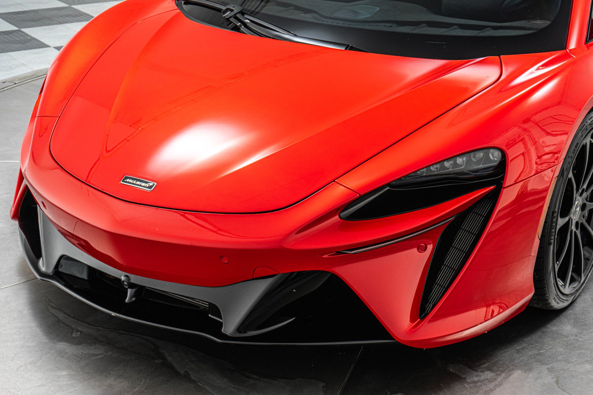 Used 2023 McLaren Artura RWD image 31