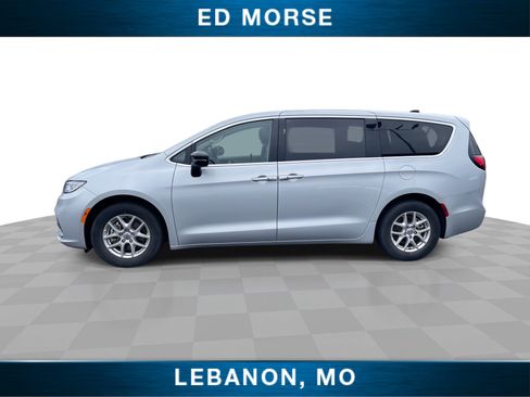 Used 2024 Chrysler Pacifica Touring-L FWD image 5