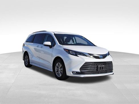 Used 2024 Toyota Sienna XLE image 1