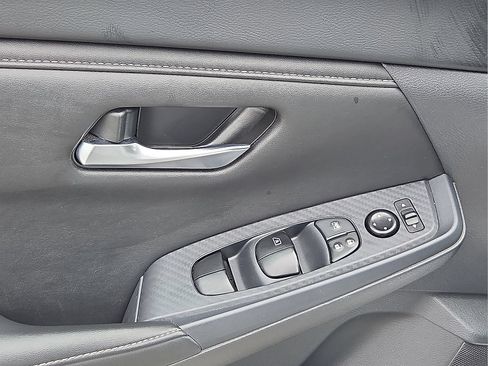 Used 2025 Nissan Sentra SV FWD image 13