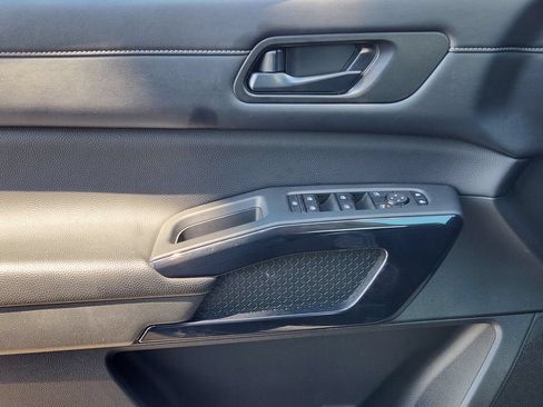 Used 2025 Nissan Pathfinder SV FWD image 23