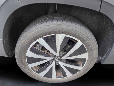 Used 2024 Volkswagen Taos SE w/ Panoramic Sunroof Package image 20