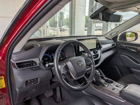 Used 2023 Toyota Highlander Platinum FWD image 9