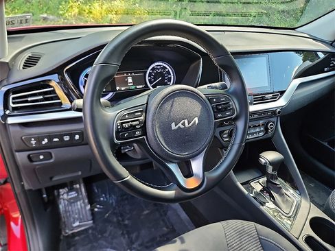 Certified 2022 Kia Niro LXS image 25