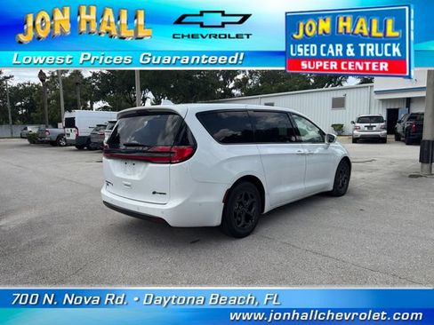 Used 2022 Chrysler Pacifica Touring-L w/ Uconnect Theater Family Group FWD image 8