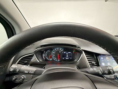 Used 2022 Chevrolet Trax LT w/ LT Convenience Package FWD image 11