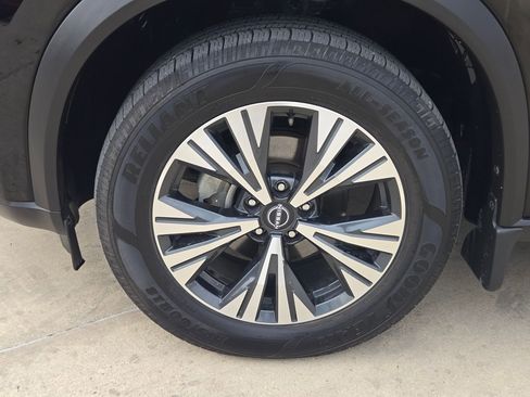 Used 2023 Nissan Rogue SV image 32