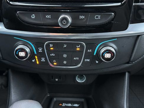 Used 2022 Chevrolet Traverse LT image 29